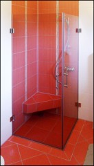 Egy ajtós zuhanykabin ülőkével