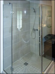 Egy ajtós négyrészes íves zuhanykabin ragasztott sarokkal