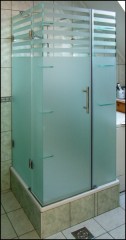 Háromoldalas zuhanykabin sarokkal nyíló ajtóval
